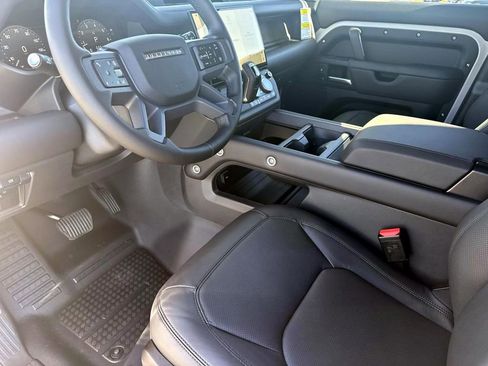New 2026 Land Rover Defender 110 X-Dynamic SE image 31