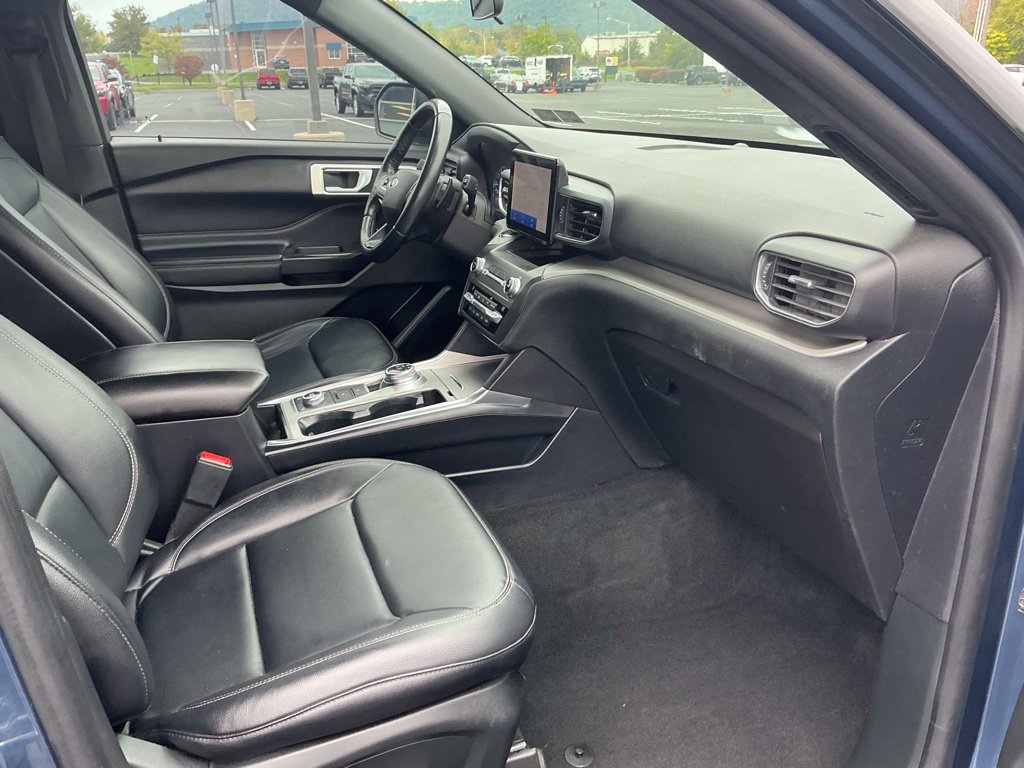Used 2020 Ford Explorer XLT w/ Equipment Group 202A AWD/4WD image 32