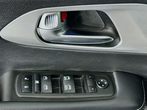 Used 2023 Chrysler Pacifica Touring FWD image 22