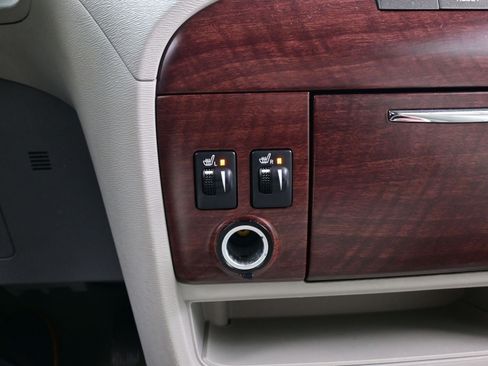 Used 2013 Toyota Sienna XLE image 22