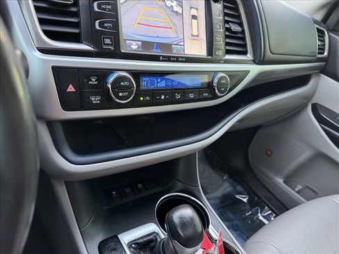 Used 2019 Toyota Highlander Limited Platinum image 16