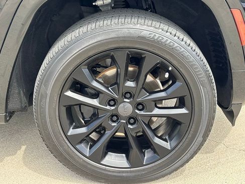 Used 2022 Jeep Grand Cherokee Overland w/ Luxury Tech Group IV AWD/4WD image 30