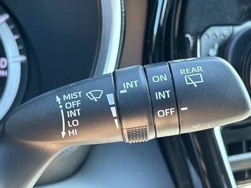 Used 2025 Toyota Highlander XLE FWD image 34