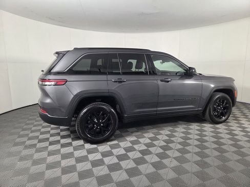 Used 2026 Jeep Grand Cherokee Altitude RWD image 5