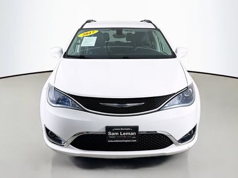 Used 2017 Chrysler Pacifica Touring-L FWD image 2