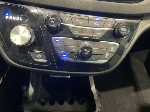Used 2025 Chrysler Pacifica Select FWD image 14