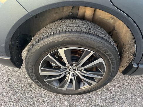 Used 2021 Toyota Venza LE image 12