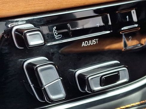 Used 2023 Jeep Grand Wagoneer Series III AWD/4WD image 24