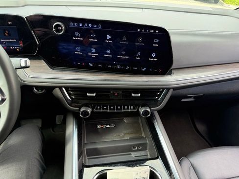 Used 2025 Chevrolet Suburban Z71 AWD/4WD image 9
