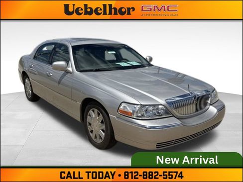 Used 2004 Lincoln Town Car Ultimate RWD image 1