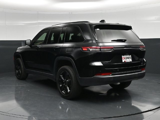 Used 2023 Jeep Grand Cherokee Limited w/ Black Appearance Package AWD/4WD image 11