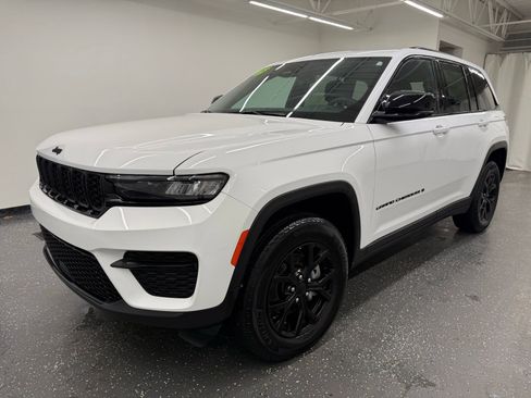 Used 2025 Jeep Grand Cherokee Altitude AWD/4WD image 4
