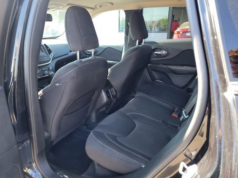 Used 2016 Jeep Cherokee Latitude w/ Cold Weather Group FWD image 12