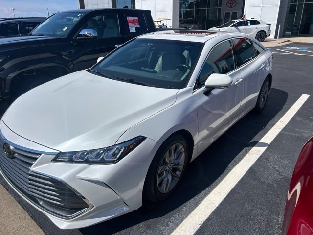 Used 2019 Toyota Avalon XLE w/ Moonroof Package FWD image 2