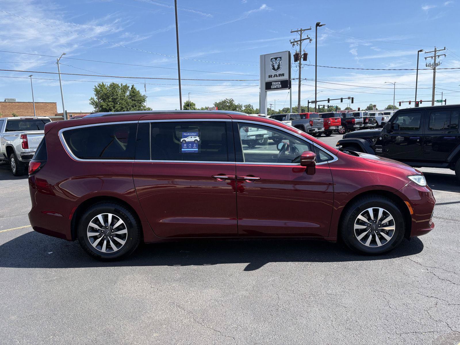 Used 2021 Chrysler Pacifica Touring-L FWD image 25