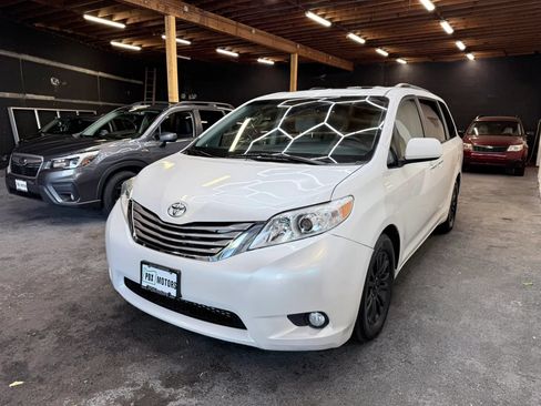 Used 2017 Toyota Sienna XLE FWD image 5