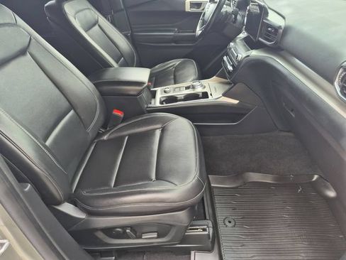 Used 2020 Ford Explorer XLT w/ Equipment Group 202A AWD/4WD image 22