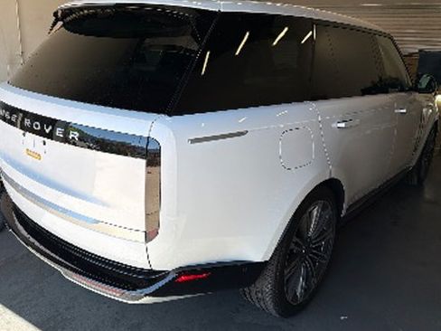 Used 2025 Land Rover Range Rover Long Wheelbase Autobiography AWD/4WD image 4
