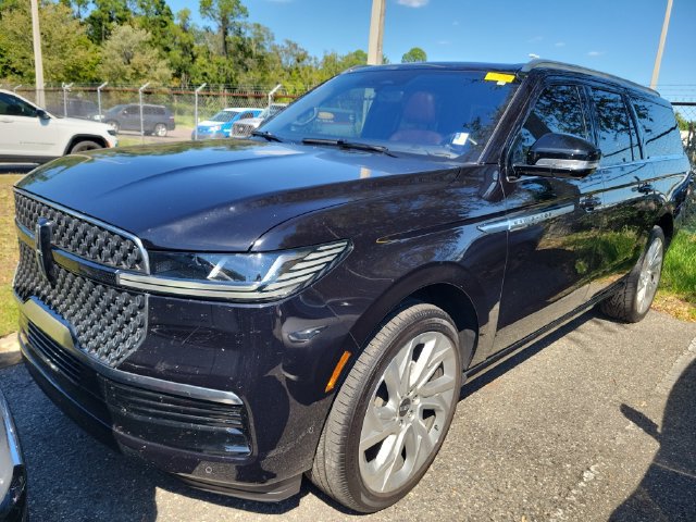 Used 2025 Lincoln Navigator L Reserve AWD/4WD image 3