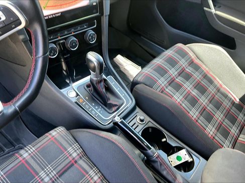 Used 2018 Volkswagen GTI SE FWD image 16