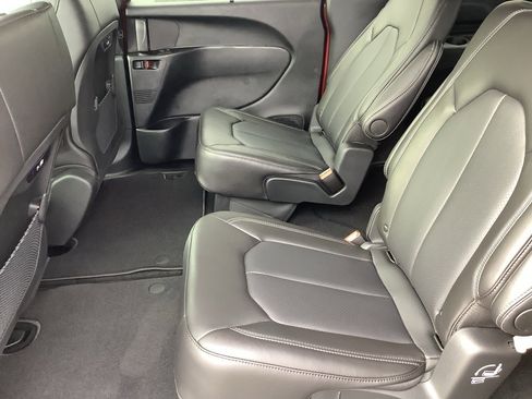 New 2026 Chrysler Pacifica Select image 13