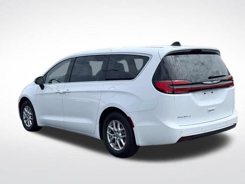 Certified 2023 Chrysler Pacifica Touring-L FWD image 9