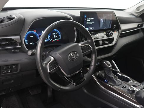Used 2024 Toyota Highlander Limited AWD/4WD image 22