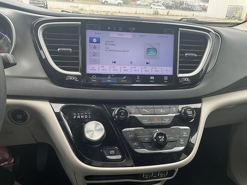 Used 2024 Chrysler Pacifica Touring-L image 18