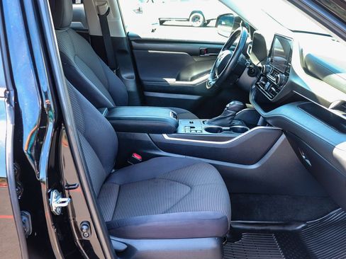 Used 2023 Toyota Highlander LE FWD image 20