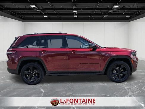 Used 2023 Jeep Grand Cherokee Altitude AWD/4WD image 6