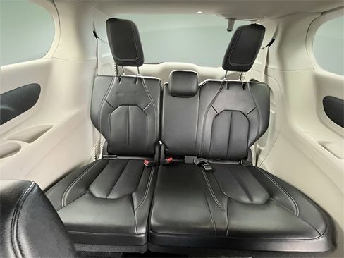 Used 2024 Chrysler Pacifica Touring-L image 30