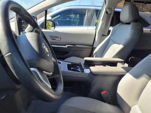 Used 2021 Toyota Sienna XLE image 5