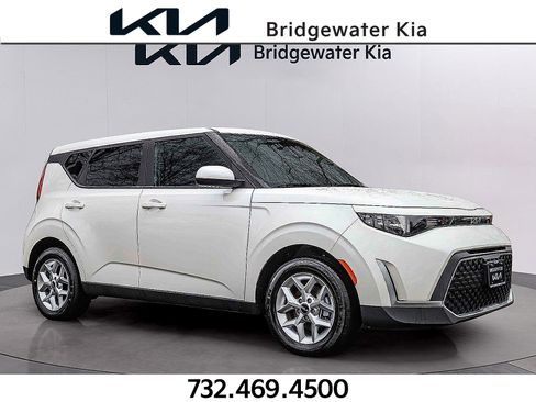 Certified 2025 Kia Soul LX image 1