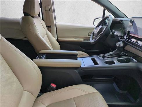 Used 2024 Toyota Sienna Limited image 23