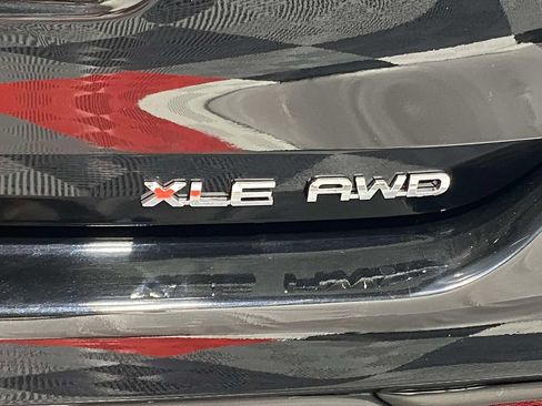 Used 2022 Toyota Highlander XLE AWD/4WD image 8