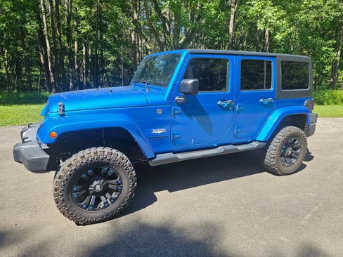 Used 2015 Jeep Wrangler Unlimited Sahara AWD/4WD image 4