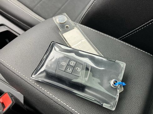 Used 2024 Volkswagen Taos SE image 37