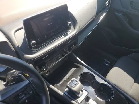Used 2023 Nissan Rogue S FWD image 19