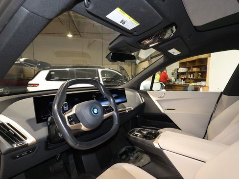 Used 2024 BMW iX xDrive50 w/ Sport Package AWD/4WD image 9
