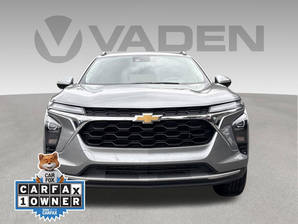 Used 2025 Chevrolet Trax LT FWD image 2