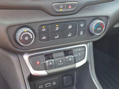 Used 2024 GMC Terrain SLE FWD image 12
