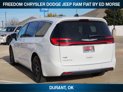 Used 2024 Chrysler Pacifica Touring-L image 5