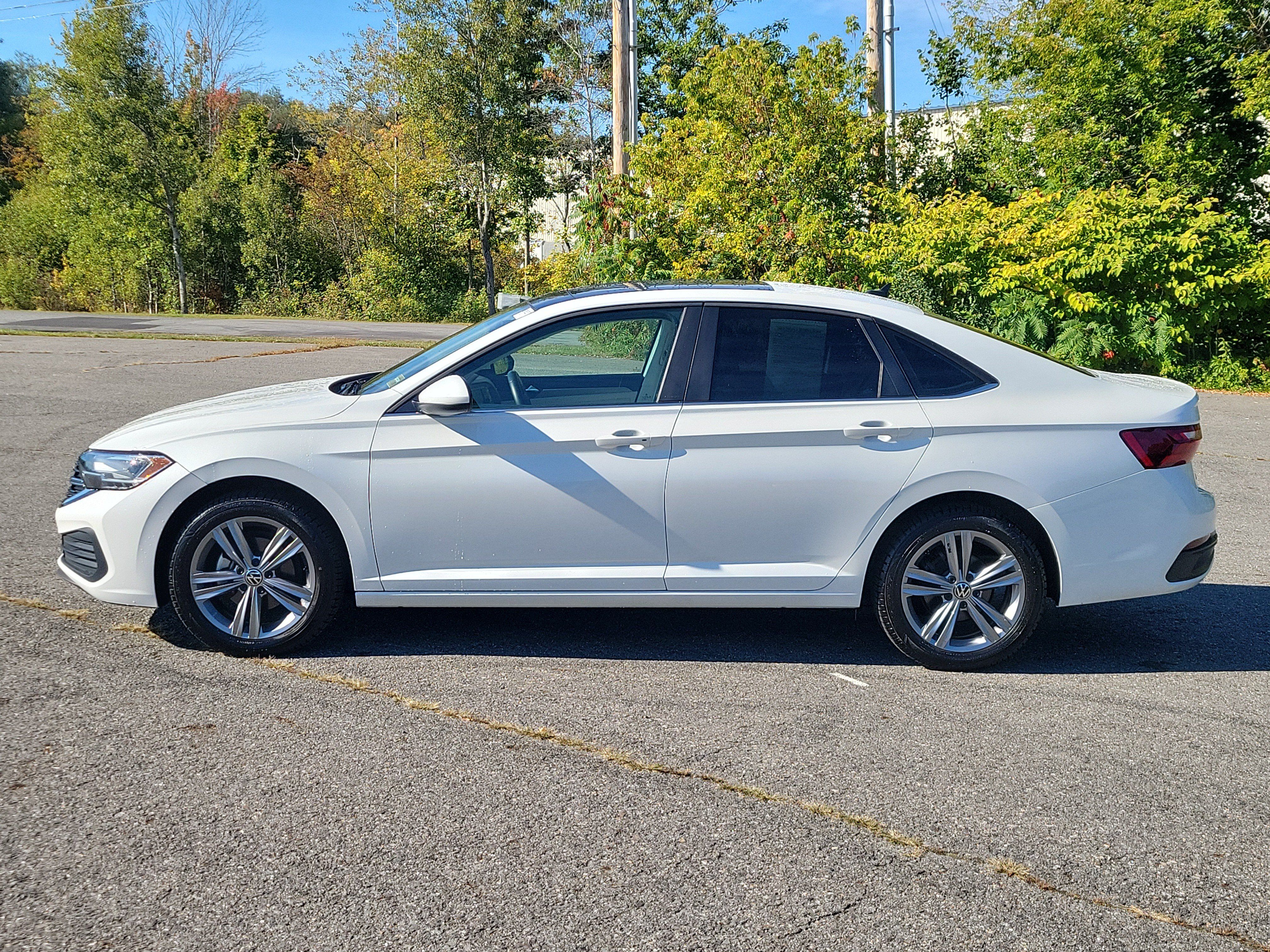 Used 2024 Volkswagen Jetta SE w/ Panoramic Sunroof Package FWD image 8