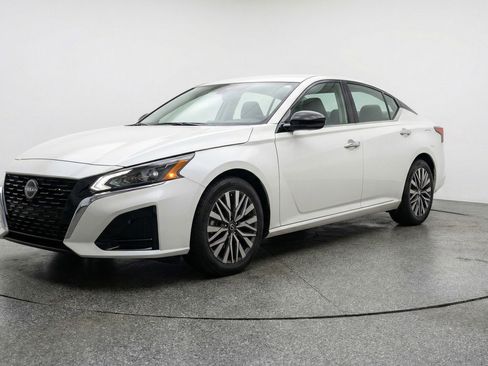 Used 2025 Nissan Altima 2.5 SV image 3