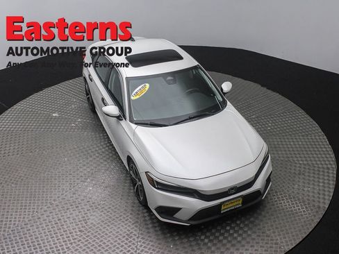 Used 2022 Honda Civic Touring image 3