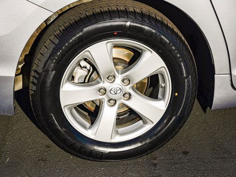 Certified 2017 Toyota Sienna LE image 9