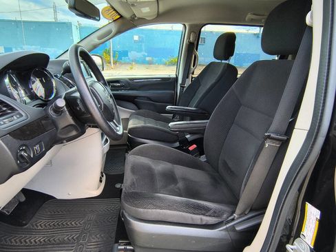 Used 2018 Dodge Grand Caravan SE w/ UConnect Hands-Free Group image 11