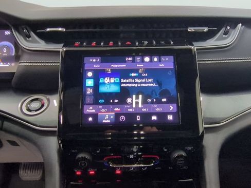 Used 2023 Jeep Grand Cherokee Altitude AWD/4WD image 8