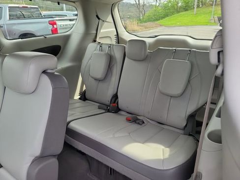 Used 2017 Chrysler Pacifica Touring-L Plus w/ Advanced Safetytec Group FWD image 14