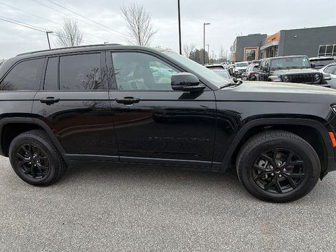 Used 2025 Jeep Grand Cherokee Altitude image 7